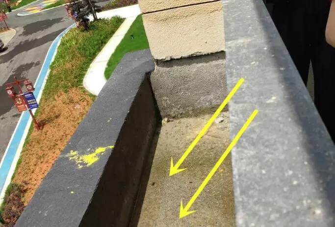 阳台外墙有个20公分水槽，想要盖顶封起来，物业却来制止？