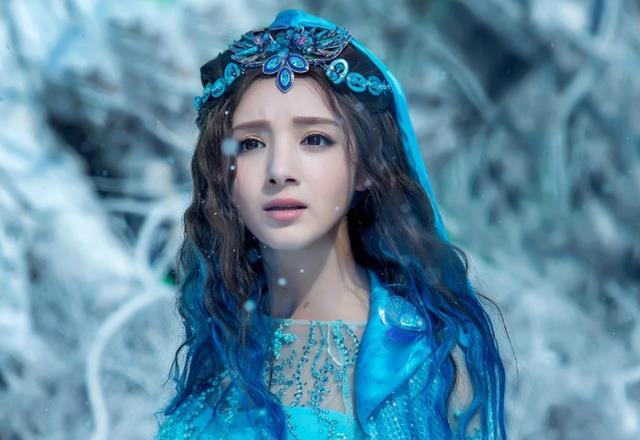 麦迪娜·买买提|有种“偏心”叫麦迪娜，女娲为她创造了美颜，却忘了捏一下她的手