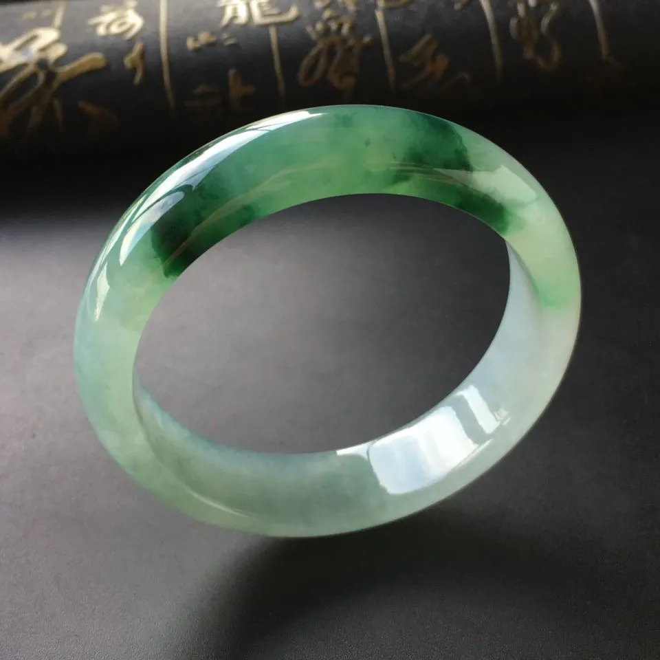 翡翠|翡翠饰品款式多样，佩戴起来有什么讲究呢？