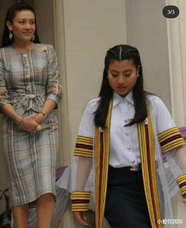 西拉米|亲如母女，纳瓦瑞毕业礼西拉米开心的吻她额头，小公主感受到母爱