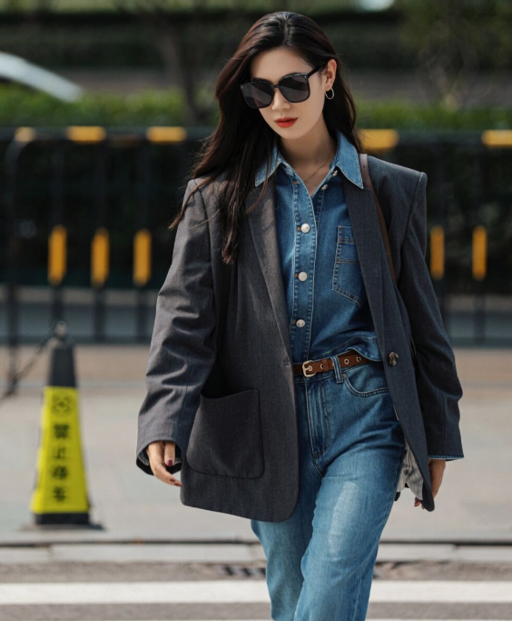 何有强 入冬之后可以穿，黑色高领毛衣搭配牛仔裤，穿出大长腿和小蛮腰