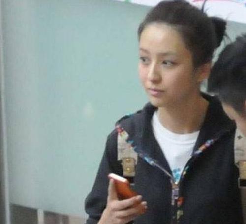 明星素颜|明星机场照无滤镜大素颜，有妈妈味道的女星是谁，你还认得出来吗？