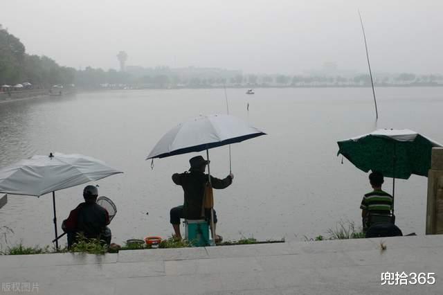 浙江一男子野外钓鱼遇怪事，遮阳伞自己飞了起来，网友：自然现象