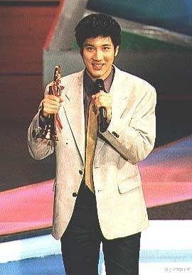 王力宏|王力宏被曝曾私约16岁师妹！带其到后台，对方怒呛：还好没嫁给你