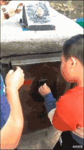 |老婆真不小心,膝盖在办公室都能磕成这样,我都心疼死了!啊哈哈哈