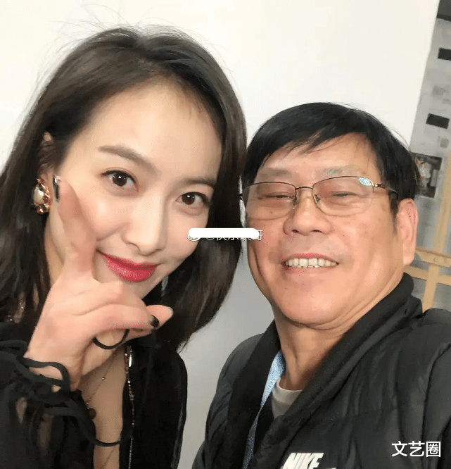 迪丽热巴|26位当红女星未修图曝光，与同一位工作人员合影，热巴惊艳赵丽颖温柔