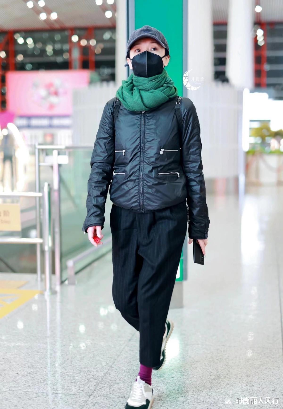时尚丽人风行 周迅谈恋爱后大变样！穿羽绒服戴彩色围巾，走机场终于不像大妈了