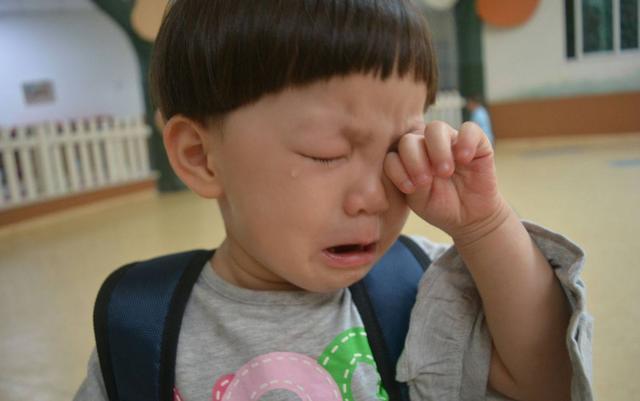 凝妈悟语|孩子哭闹着不想去幼儿园，是心软带回家，还是让老师强行抱走？