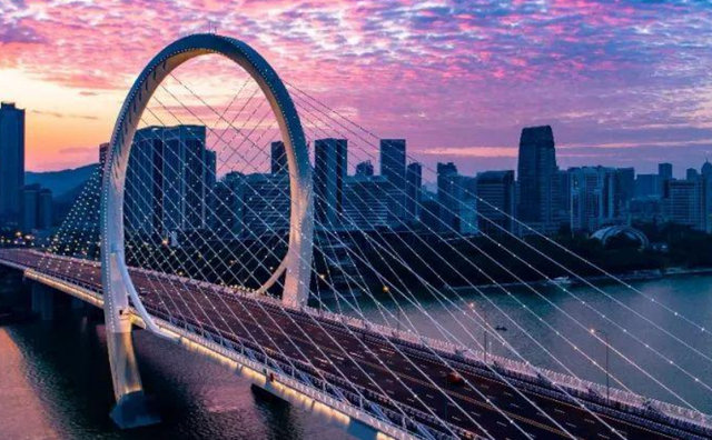 电子商务 柳州一商场被迫“倒闭”，电商与租金是关键，实体经济该如何自救