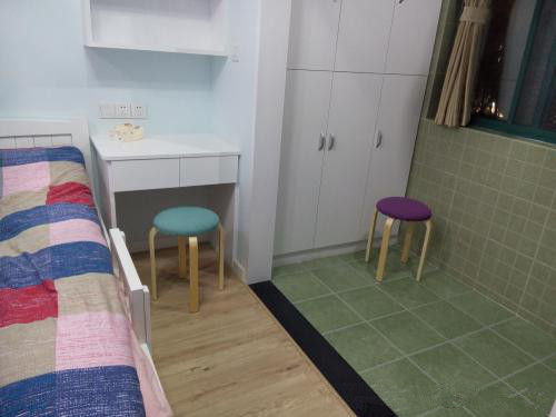 她在50平的房子里摆下三张床，次卧一盏灯让无数网友为她点赞