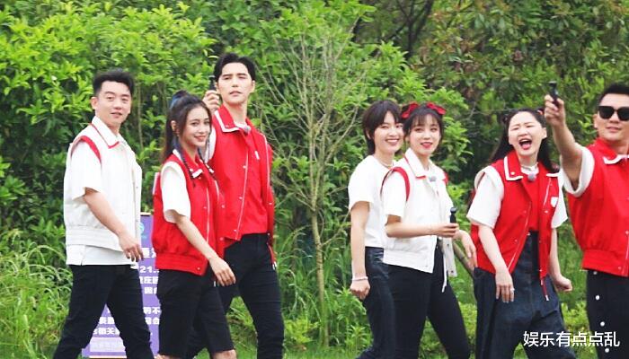 谭松韵|李沁觉得谭松韵很适合来《跑男9》, 直接打电话给她, 原因让大家笑翻