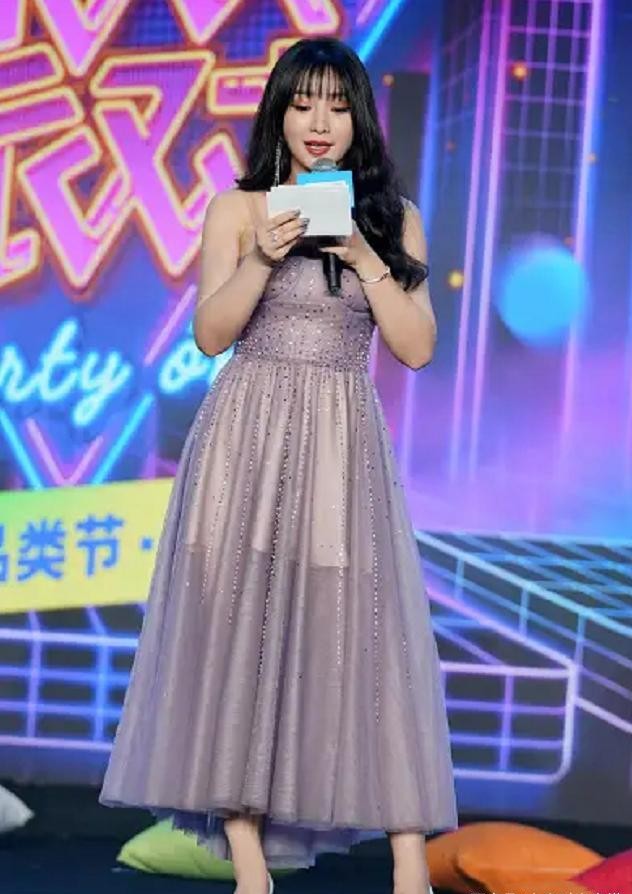 柳岩|柳岩身材发胖，挑战抹胸连衣裙，依旧风韵犹存