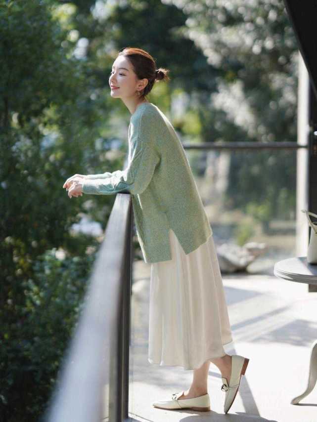 何有强 秋冬季,“薄荷色”毛衣火了,搭配上白色半身裙温柔优雅,超洋气