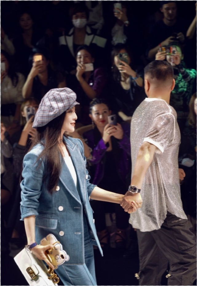 金正贤|范冰冰为好友庆生，绯闻男友也在现场，对方美颜过度范冰冰变网红脸