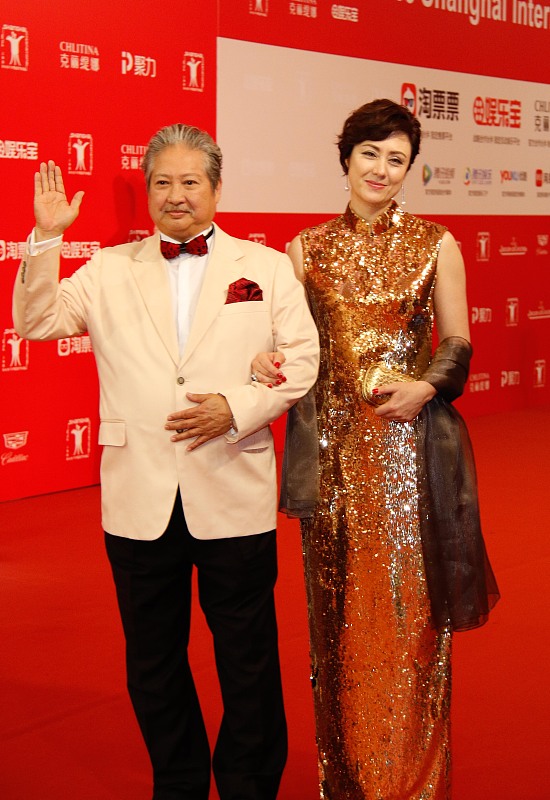 BiuVogue|洪金宝的气场是真的强,就算老婆穿的像块\"大金子\",也没他抢镜