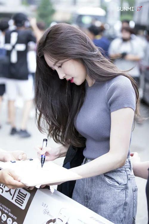 花影爱花 “南韩第一腿精\＂明星李宣美，12岁进女团赚钱养家，给经纪人打钱