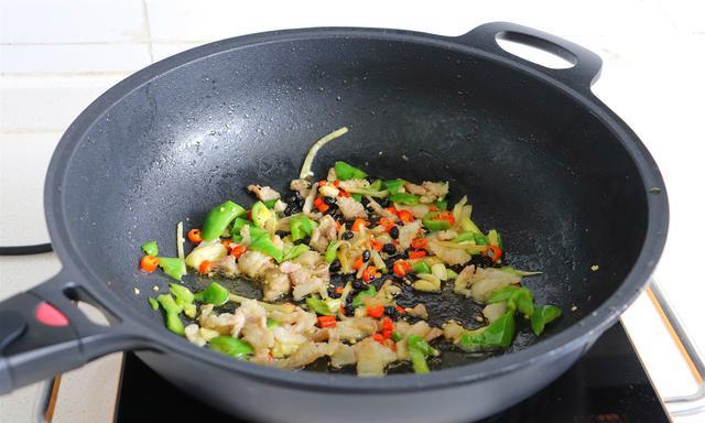 小东妈妈育儿|教你做正宗的粤菜茄子煲，软烂入味、香辣可口，搭配米饭吃太香了