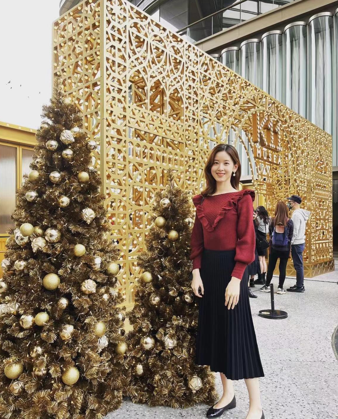 章泽天|章泽天带孩子爬山首晒5岁女儿正面照,网友指小女孩五官像刘强东