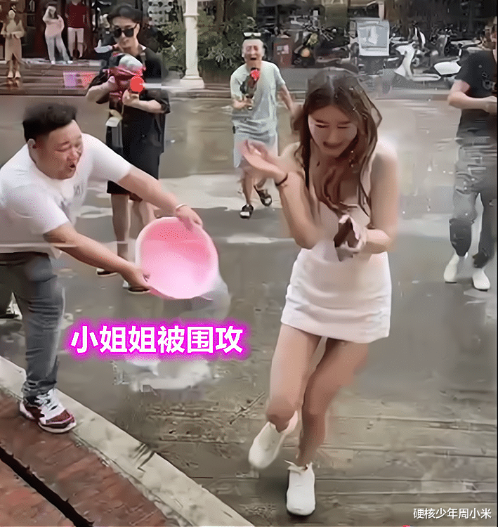 硬核少年周小米 云南泼水节，小姐姐躲车上十几分钟，还是没能逃过“湿身”的下场