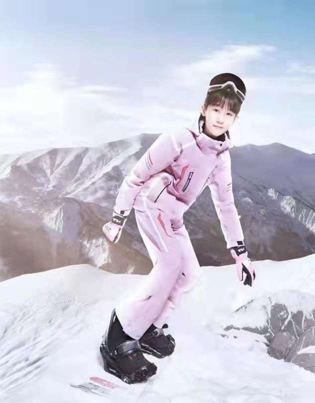 闲鱼有话说 陆毅一家拍大片,穿得臃肿也遮不住大长腿,俩闺女穿同款像双胞胎