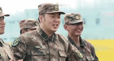 张丰毅|小鲜肉赤身与老兵比赛，身材差距引发争议！网友：白斩鸡