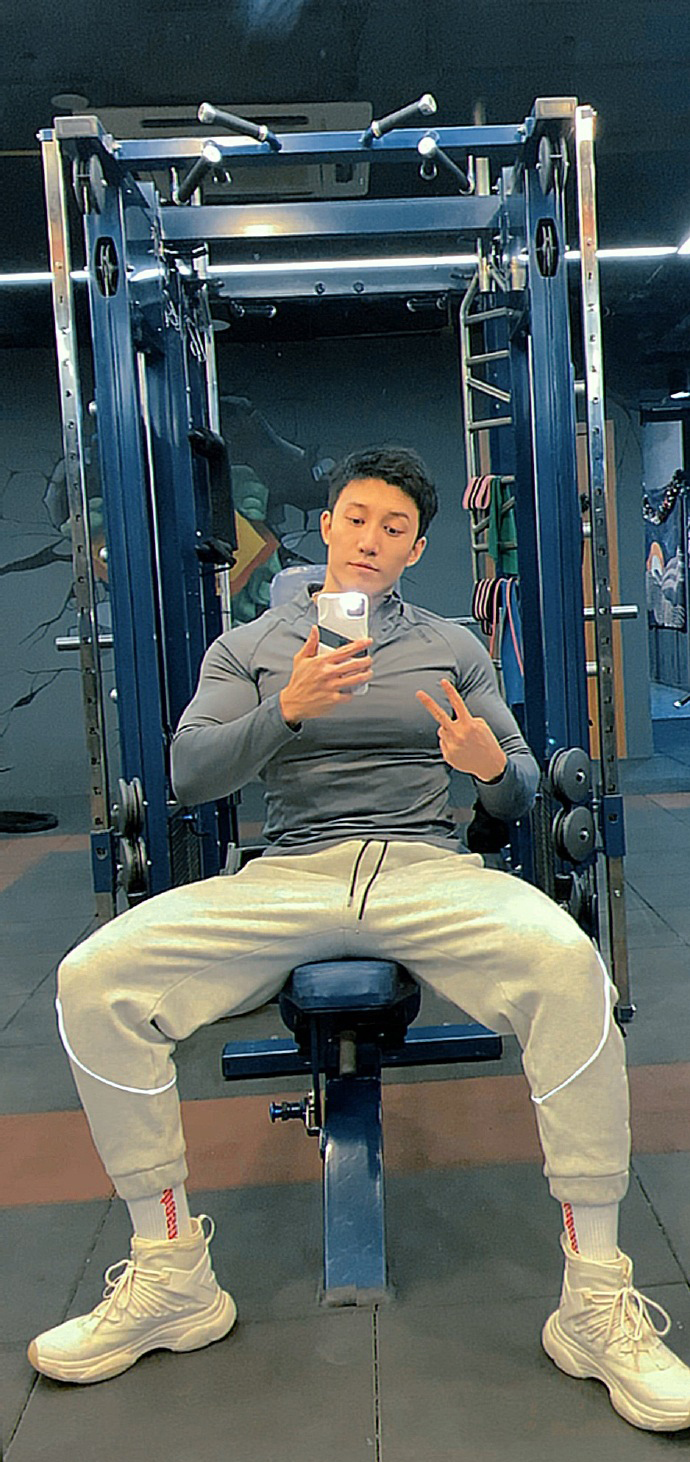 电影|一张偶像明星脸，身材不输健身私教，30岁大男孩满身肌肉棒棒哒！