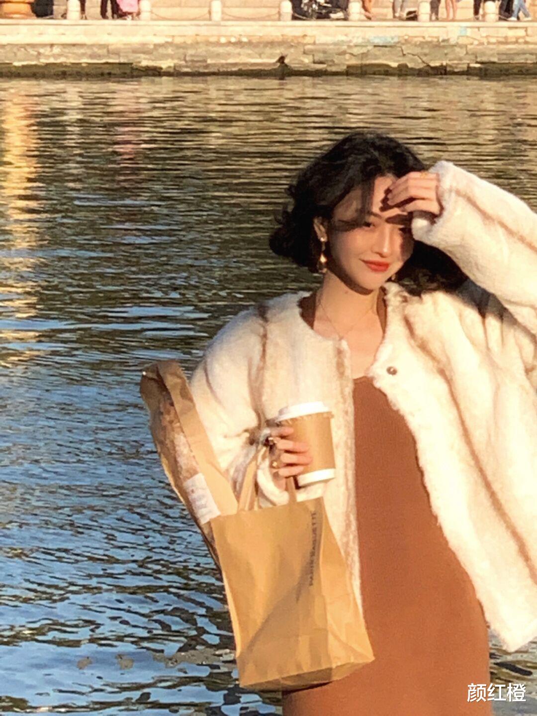 颜红橙 冬天不一定要穿裤子才保暖，这些连衣裙不仅洋气还保暖，值得借鉴