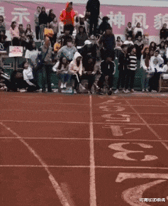 时光了了说说|女孩们以后穿裙子一定要注意点坐姿呀,这也太尴尬了!哈哈哈哈