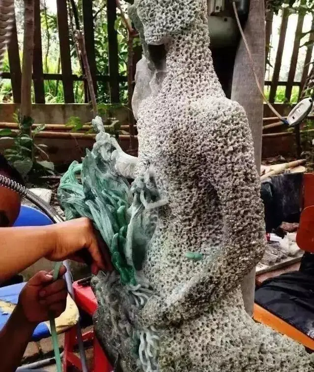 雕刻|雕刻师耗时4年，将100多公斤翡翠毛料雕成“马蜂窝”，暴涨千万！