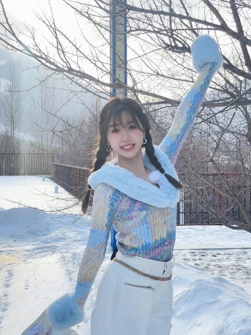 虞书欣|虞书欣分享雪地大片 吐舌比耶表情可爱