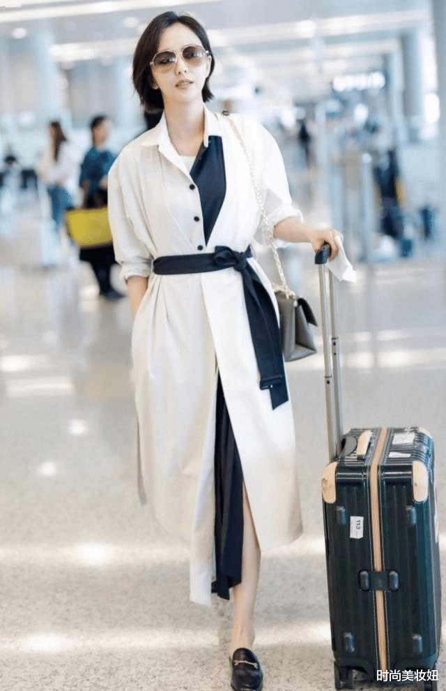 佟丽娅|佟丽娅气质真没得挑，穿白色泡泡袖连衣裙气场强大，美得惊艳