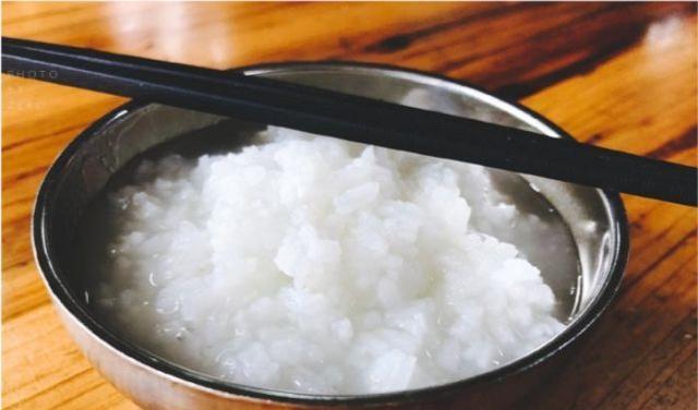 寸步不离的感觉 茂名这家小破店，靠一道鸭粥火了30年，有人从广州开车6小时来吃