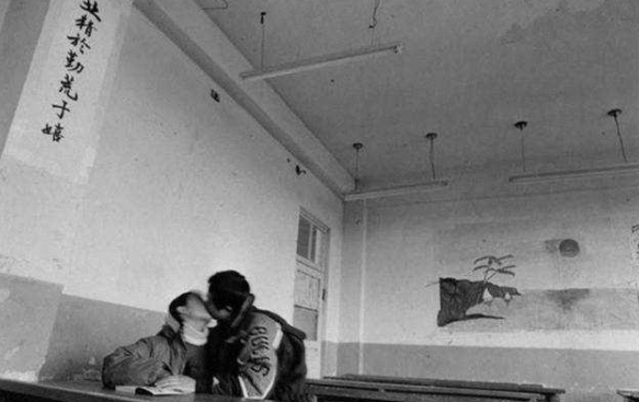 大学生|90年代大学生生活照火了，原来那个时候就很大胆，不愧是大学生