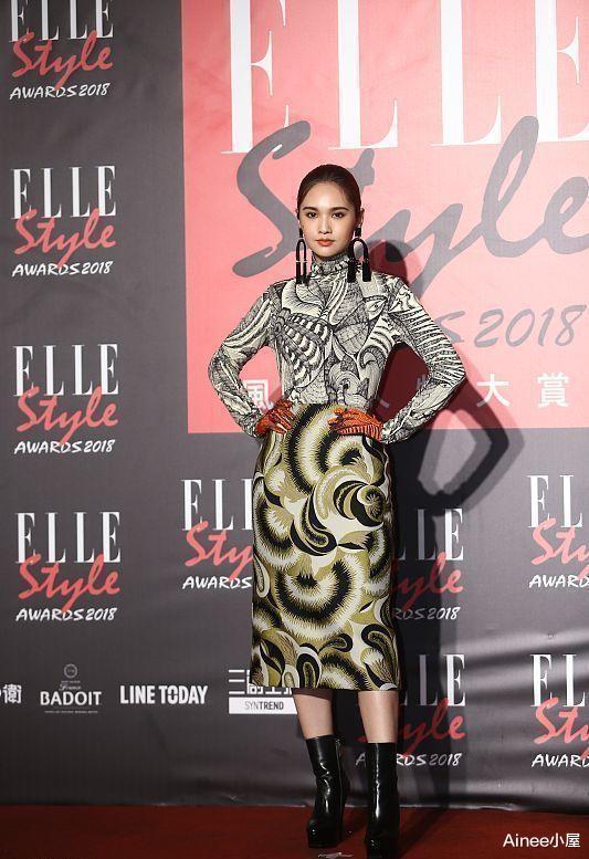 杨丞琳|杨丞琳打扮成熟也不差，穿黑裙配红唇挺高贵，“心机”都藏在背面