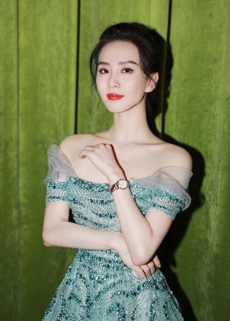 刘诗诗|刘诗诗真是男女通杀的女神,穿黑色纱裙太惊艳,温柔中带点飒爽。