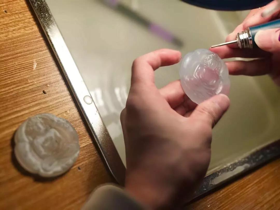 文玩|一对?冰种翡翠手镯芯，雕刻优雅的度母神像，起货吓坏雕刻师！