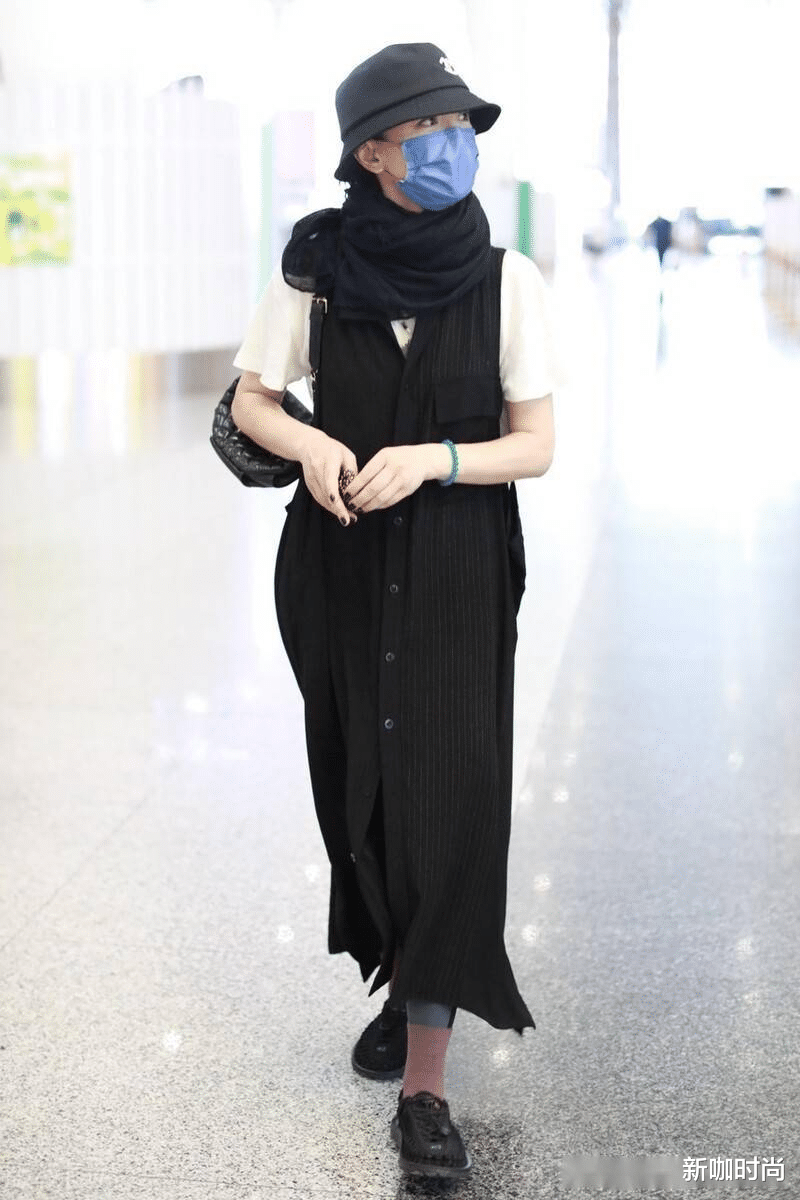 新咖时尚|周迅佛系穿搭走机场，黑色长衫配编织大头鞋，美得淳朴自然