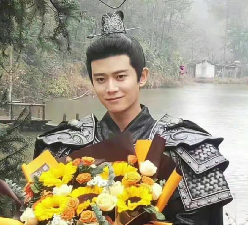 陈小纭|任嘉伦《请君》杀青，身穿铠甲军装帅气无敌，李沁送花拥抱告别