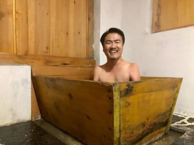 天生没手没脚的日本作家，娶了漂亮学妹不知足，婚后15年劈腿50人