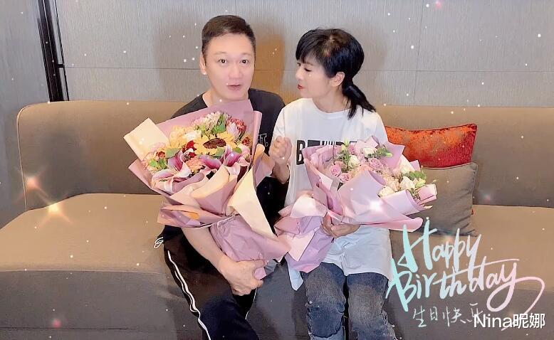 杨采钰|米雪庆66岁晒照庆生，老戏骨穿T恤扎马尾逆生长，男友人贴脸送玫瑰祝福