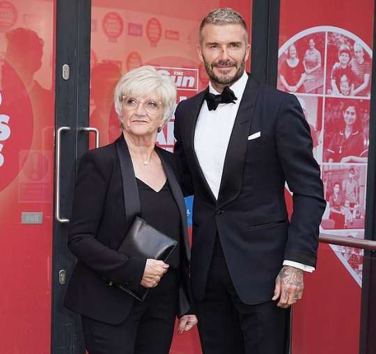 小贝|贝克汉姆73岁父亲再婚娶富婆，小贝携妻女以伴郎身份帅气亮相