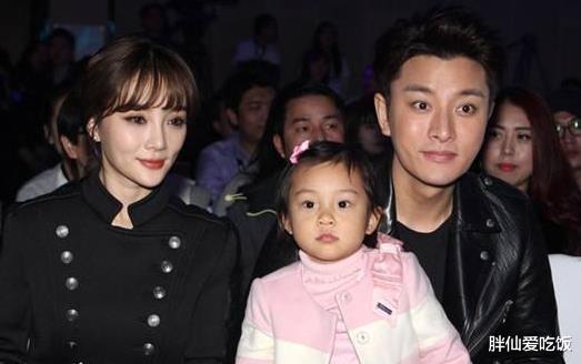 李小璐|李小璐捂胸热舞秀马甲线，身后沙发双人抱枕抢镜?