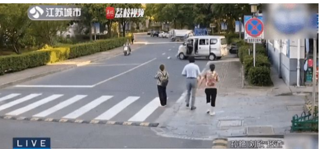 小西说情感|坑娃！父亲走路看手机、4岁孩子被卷车底：感情里最可悲的是忽视