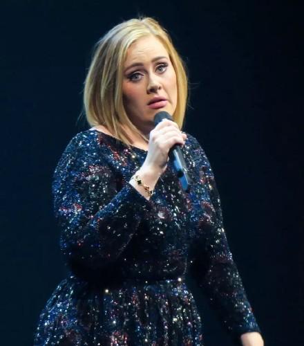 杨洋|阿黛尔与男友看球，减肥后穿修身皮衣秀身材，网友笑称该换男友了