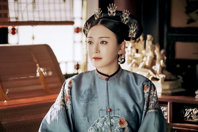 秦岚|演完《突围》，秦岚成了一只“母老虎”，往日的白月光滤镜碎了一地