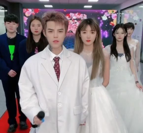 殷世航|套路璐穿上殷世航送的婚纱，前女友来插一脚，订婚现场换对象