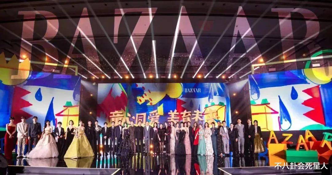 周冬雨|红毯意外状况：白敬亭被吹飞，周冬雨头发糊一脸，她尬出了圈