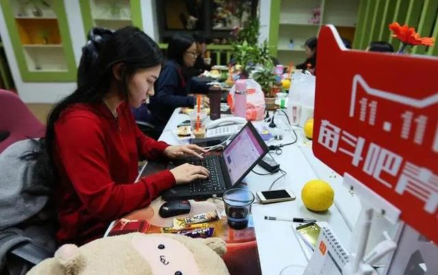 火龙果 有钱人抢着开实体店，普通人却争相恐后做电商，到底谁更有钱途？