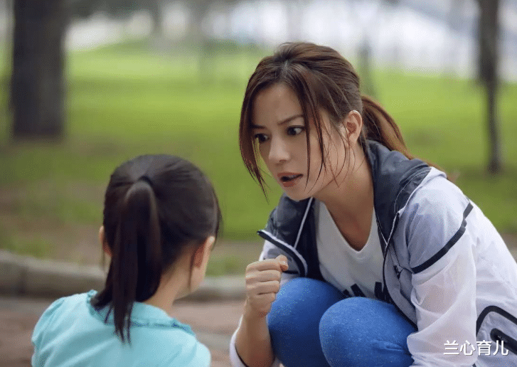 兰心育儿|年轻女孩路边放一张纸：求好心人给8元吃饭，却因细节被路人戳穿