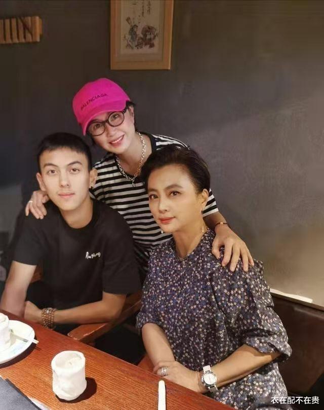 衣在配不在贵|58岁李玲玉真不显老,穿妈妈衫配百褶裙优雅高贵,看起来像40多岁